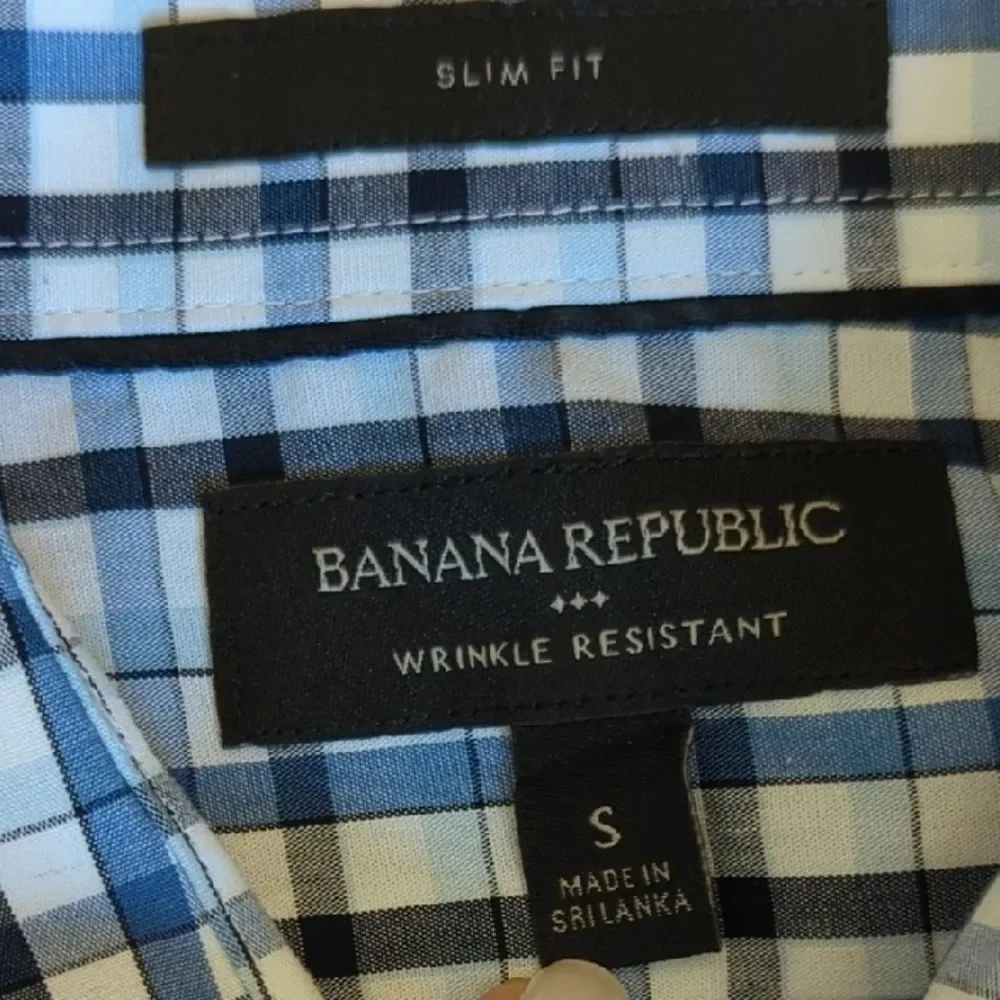 Banana Republic Men's Plaid Bitton-Down Shirt In White and Blue